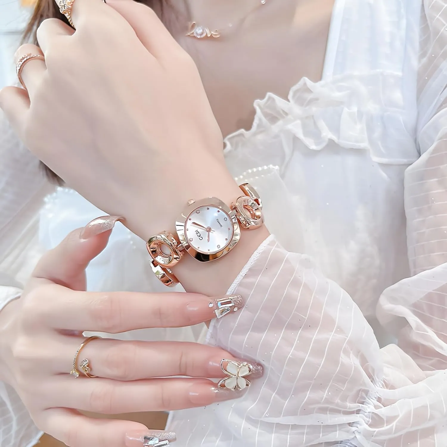 Watch for Women Designer Bracelet Irregular Chain Female Alloy Watch MASTOP Women Small Square Watch Minimalist Dainty Rose Gold Watches chromosphere postpone scene vow Shell Dial Diamond Luxury Analog 